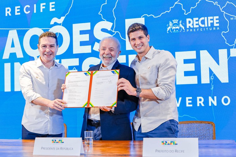 Lula ao assinar obras para conter encostas em Recife João Campos
