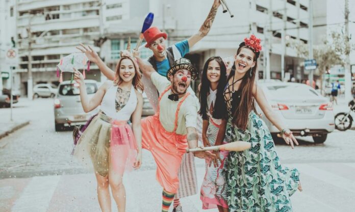 Foliões em número recorde são atraídos especialmente pelos blocos de rua da capital e do interior do estado