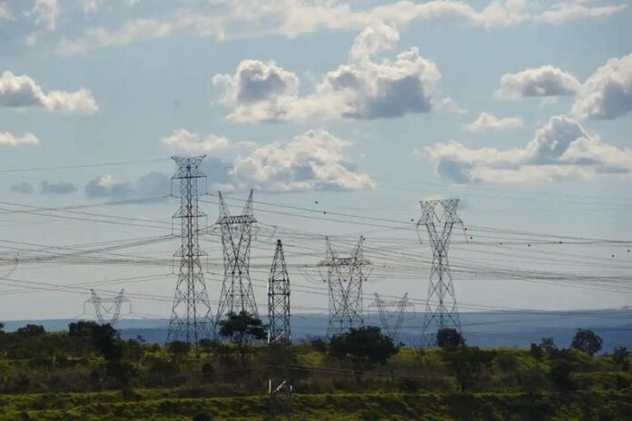 O grupo da Habitação registrou queda de 3,08%, principalmente nos preços da energia elétrica residencial, que recuaram 14,21%