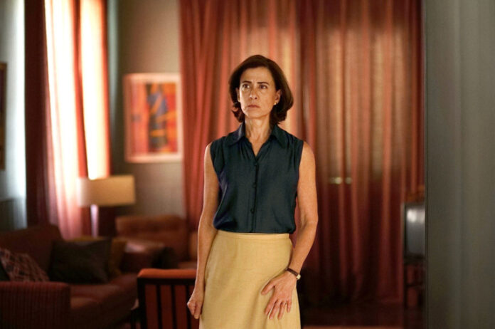 Produção foi premiada na Espanha e na Holanda no último fim de semana. Fernanda Torres recebeu homenagem nos Estados Unidos