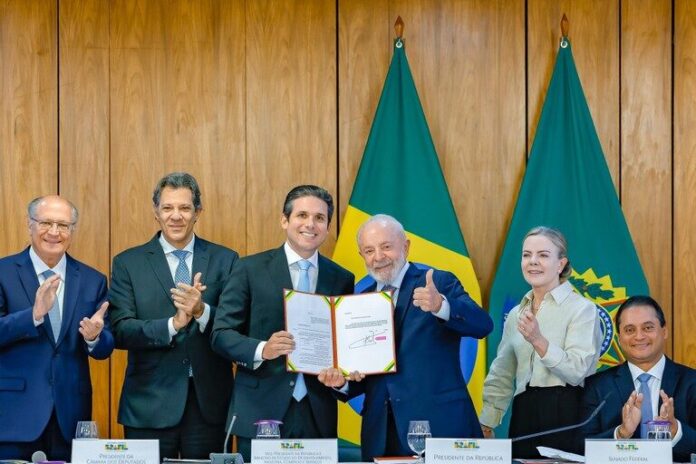 Lula ao lado do presidente da Câmara, Hugo Motta PL que prevê a ampliação da faixa de isenção do IR segue agora para apreciação do Congresso.