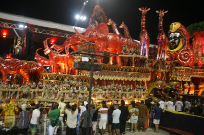 Desfile da Escola de Samba Tom Maior