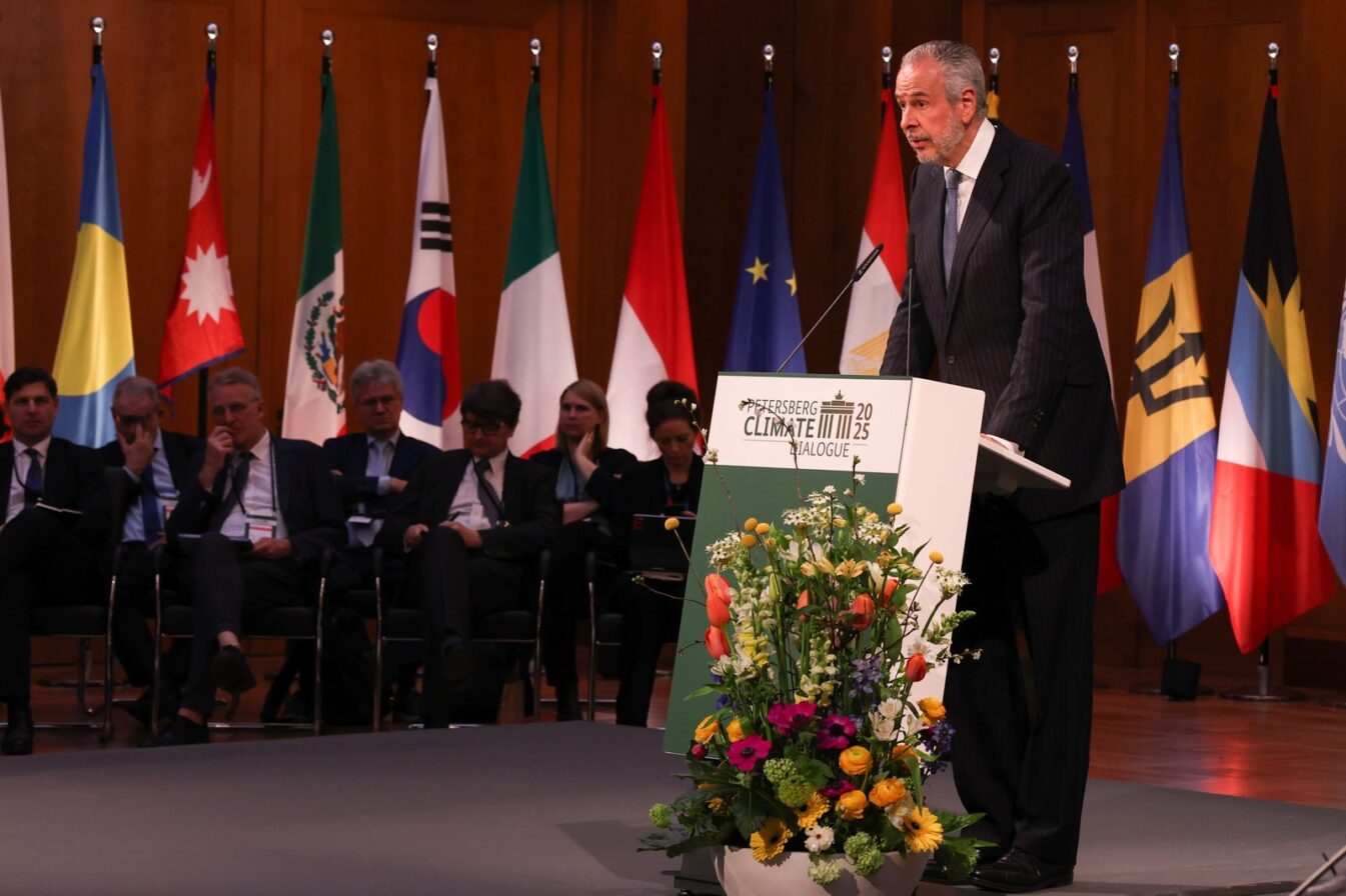O embaixador André Corrêa do Lago, presidente da COP30, abre o 16º Diálogo Climático de Petersberg, convidando os países para um mutirão em prol do desenvolvimento sustentável