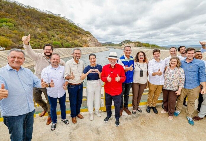 Presidente autoriza duplicação das estações de bombeamento e sobrevoa as obras do Eixo Norte, que vão beneficiar milhões de nordestinos com mais acesso à água