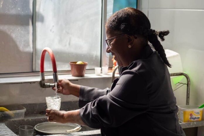 Agua-saneamento-implantacao-da-rede-de-esgoto-no-bairro-Vila-Sao-Francisco-em-Poa-1024x683 Expansão do saneamento para comunidades como essa acontece após assinatura do novo contrato de concessão, que possibilitou o novo ciclo de investimentos