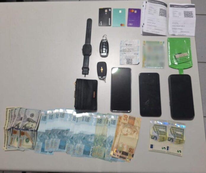 Com os suspeitos, os policiais encontraram três cartões bancários que seriam provenientes de outros golpes