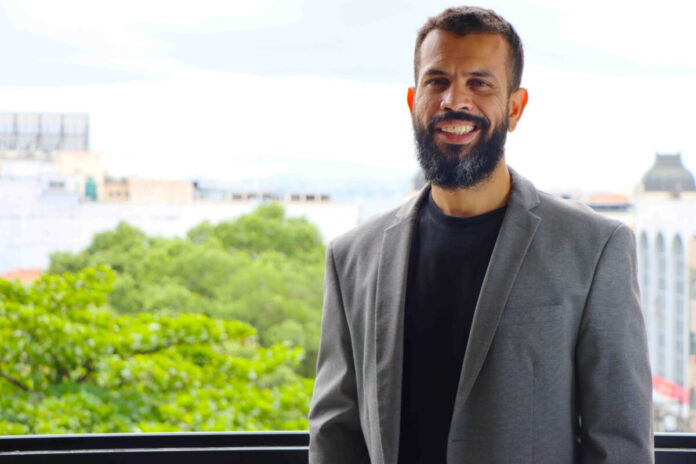 Leonardo Chucrute é CEO do Zerohum, gestor em Educação, mentor de empresários, palestrante e autor de livros didáticos. Leonardo Chucrute é CEO do Zerohum, gestor em Educação, mentor de empresários, palestrante e autor de livros didáticos.