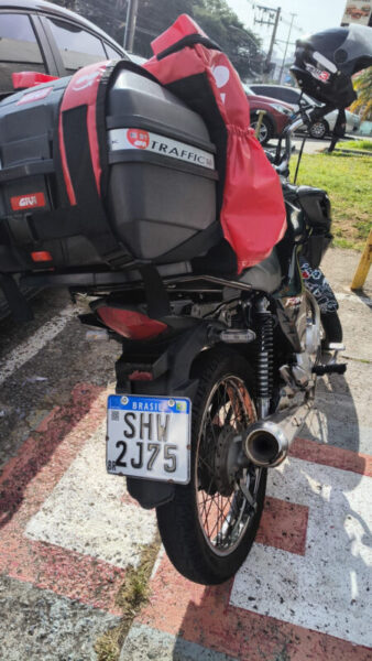 Moto com placa de carro em Taboão da Serra
