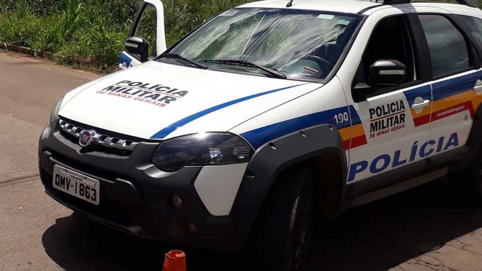 Mulher esconde arma nas calças