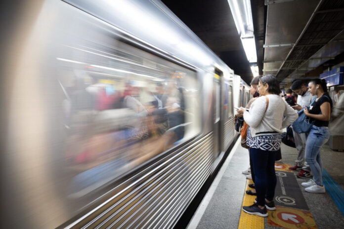 Cafu Anuncia Gols do Brasil nos Trens do Metrô Cafu Anuncia Gols do Brasil nos Trens do Metrô
