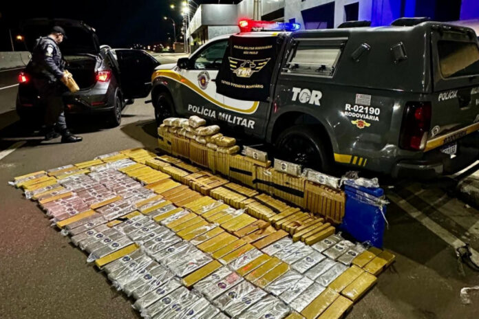 Quase 350 kg de Drogas São Apreendidos em Veículo no Interior de São Paulo Quase 350 kg de Drogas São Apreendidos em Veículo no Interior de São Paulo