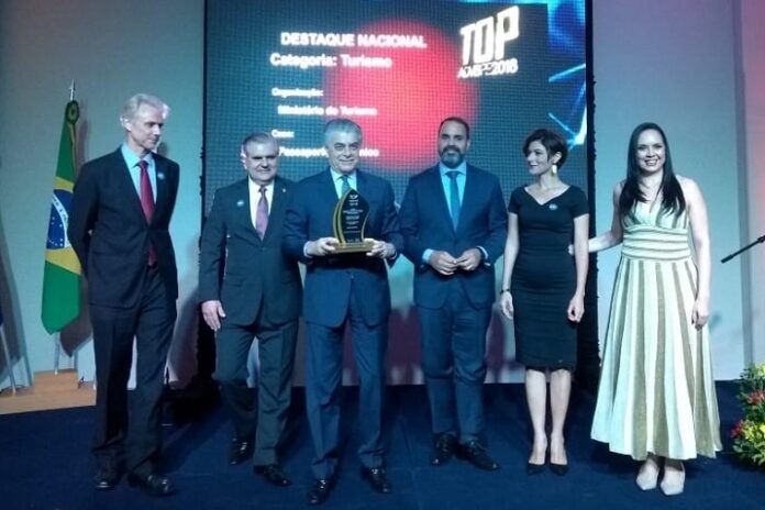 Ministério do Turismo recebe Prêmio Top da ADVB-PE por visto eletrônico Ministério do Turismo recebe Prêmio Top da ADVB-PE por visto eletrônico