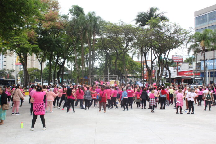 Secretaria de Esportes realiza aulão de zumba com mais de 180 participantes na Praça Nicola Vivilechio